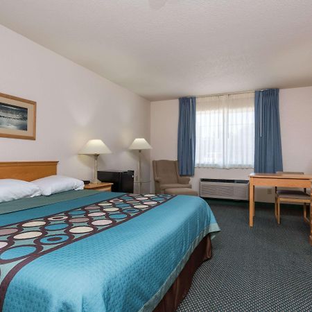 Super 8 By Wyndham Sheldon Hotel Ngoại thất bức ảnh
