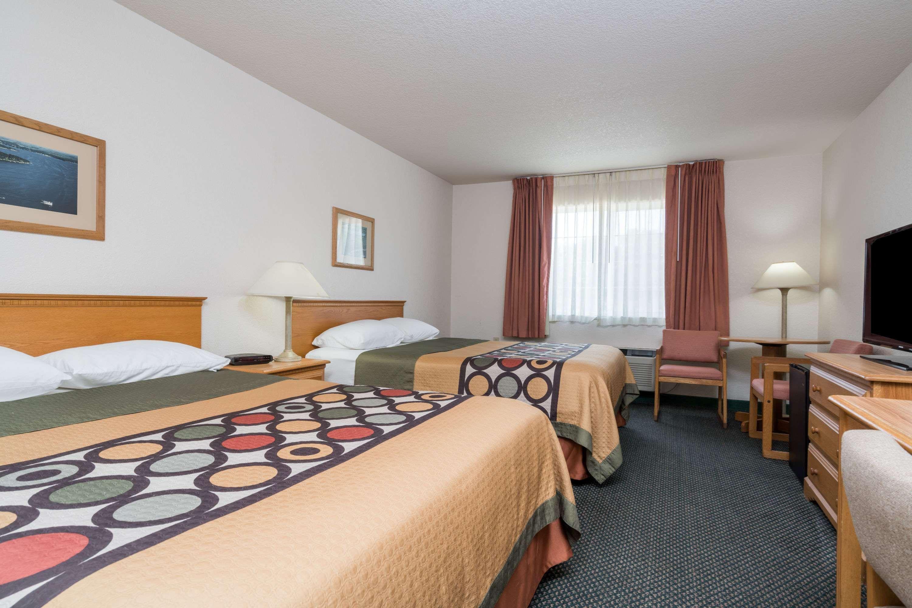 Super 8 By Wyndham Sheldon Hotel Ngoại thất bức ảnh