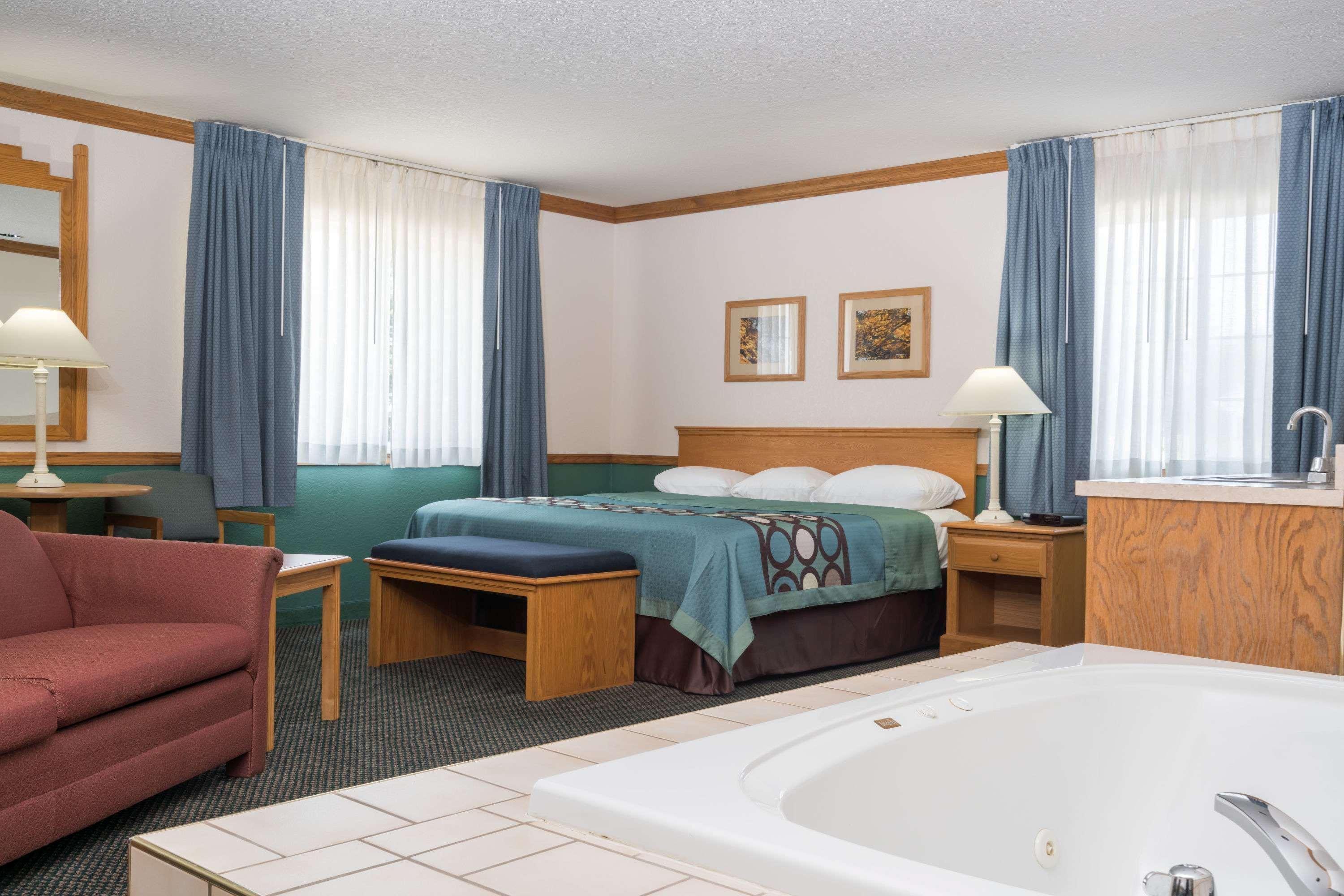 Super 8 By Wyndham Sheldon Hotel Ngoại thất bức ảnh